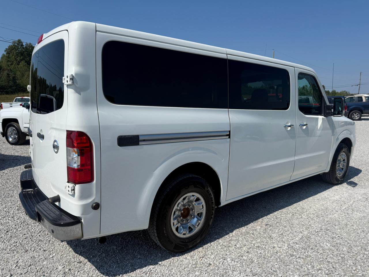 Nissan NV Passenger 3500 SV V8 2015