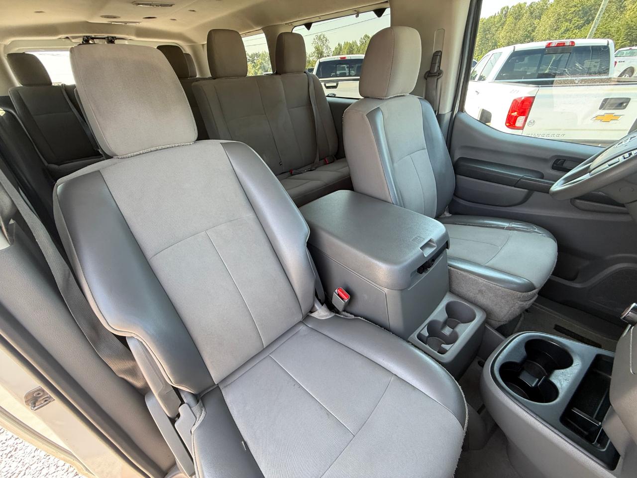 Nissan NV Passenger 3500 SV V8 2015