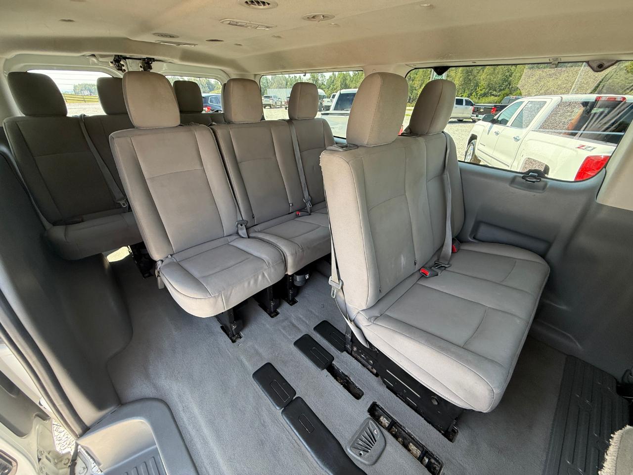 Nissan NV Passenger 3500 SV V8 2015