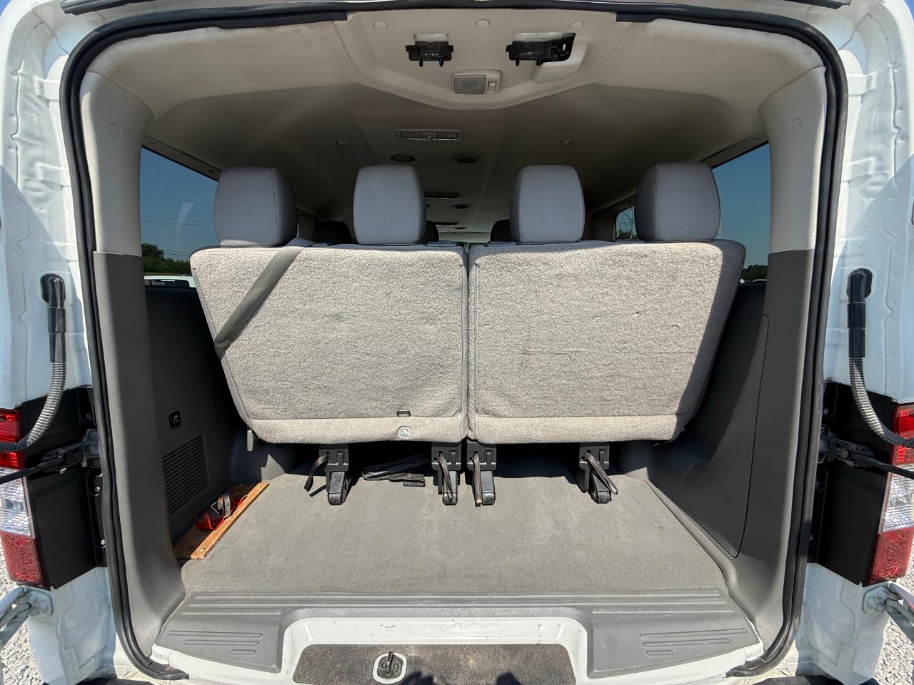 Nissan NV Passenger 3500 SV V8 2015