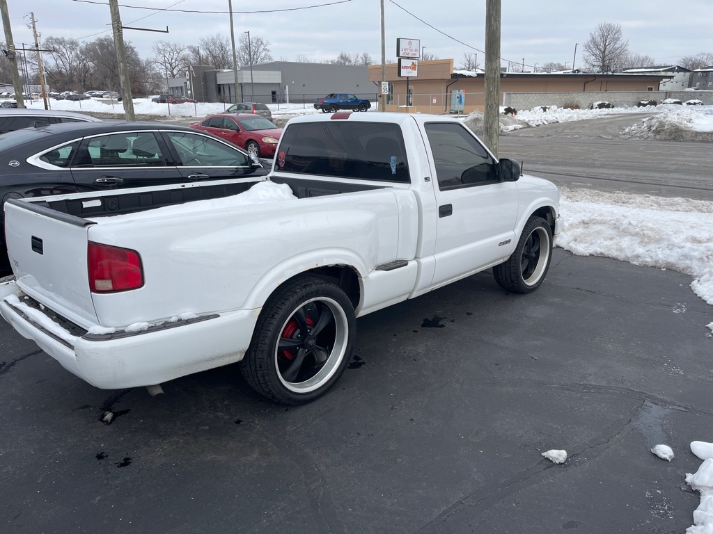 Chevrolet S10 Pickup Short Bed 2WD 2000