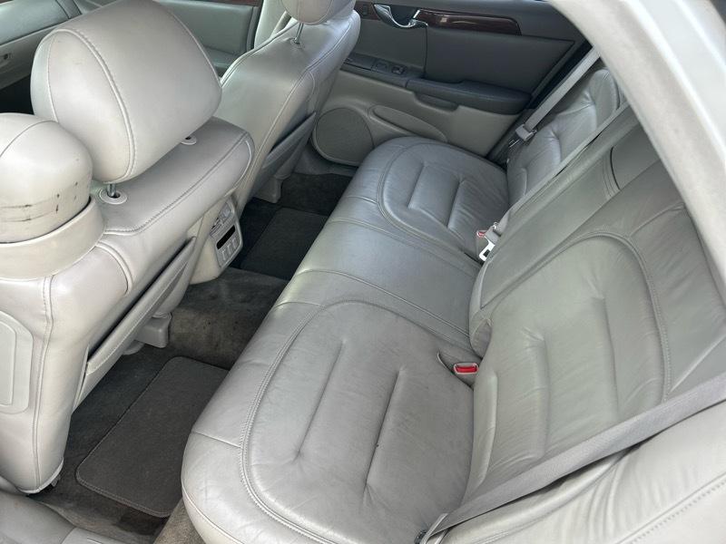 Cadillac DeVille Base 2000