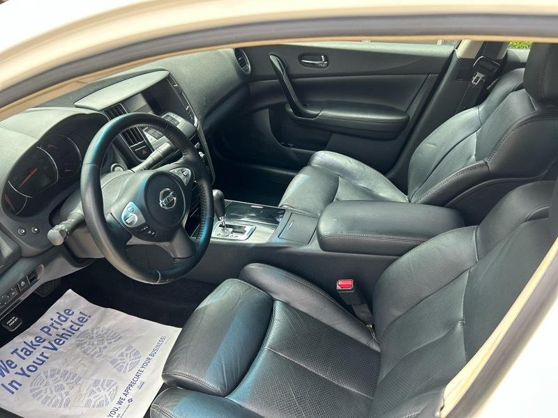 Nissan Maxima SV 2010