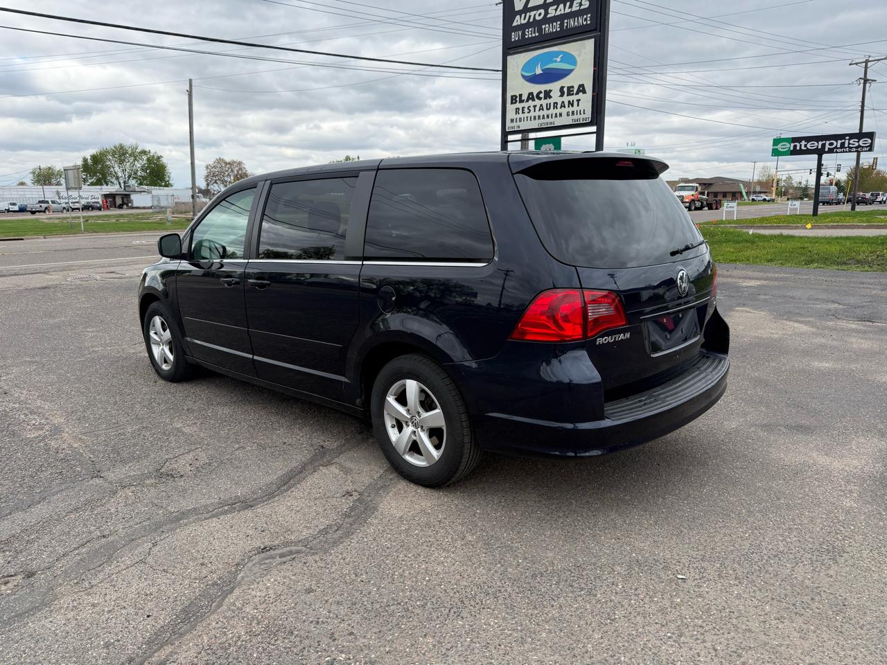 Volkswagen Routan SE 2010
