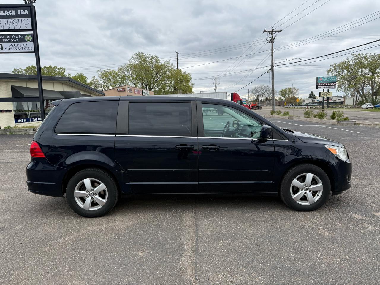 Volkswagen Routan SE 2010