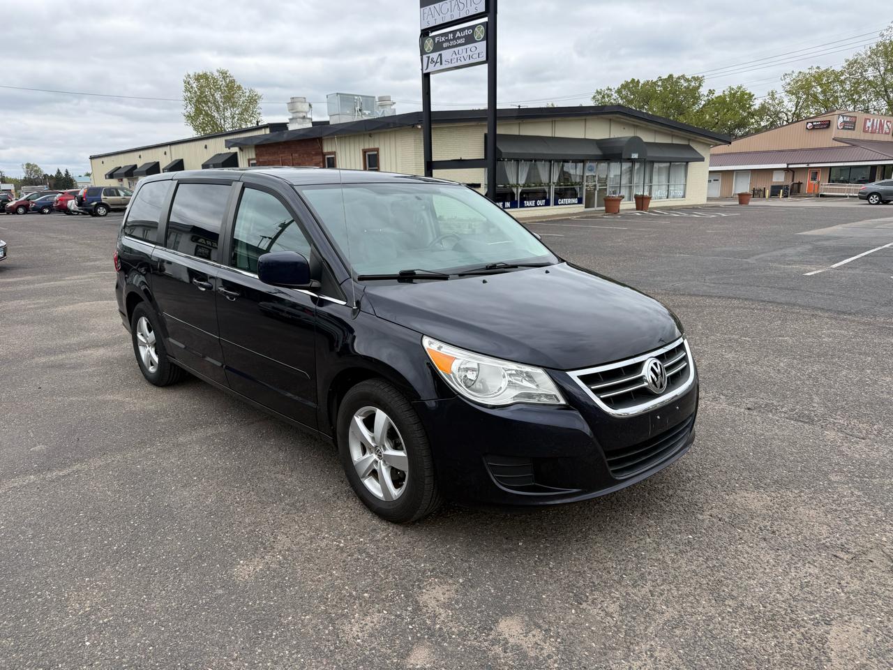 Volkswagen Routan SE 2010