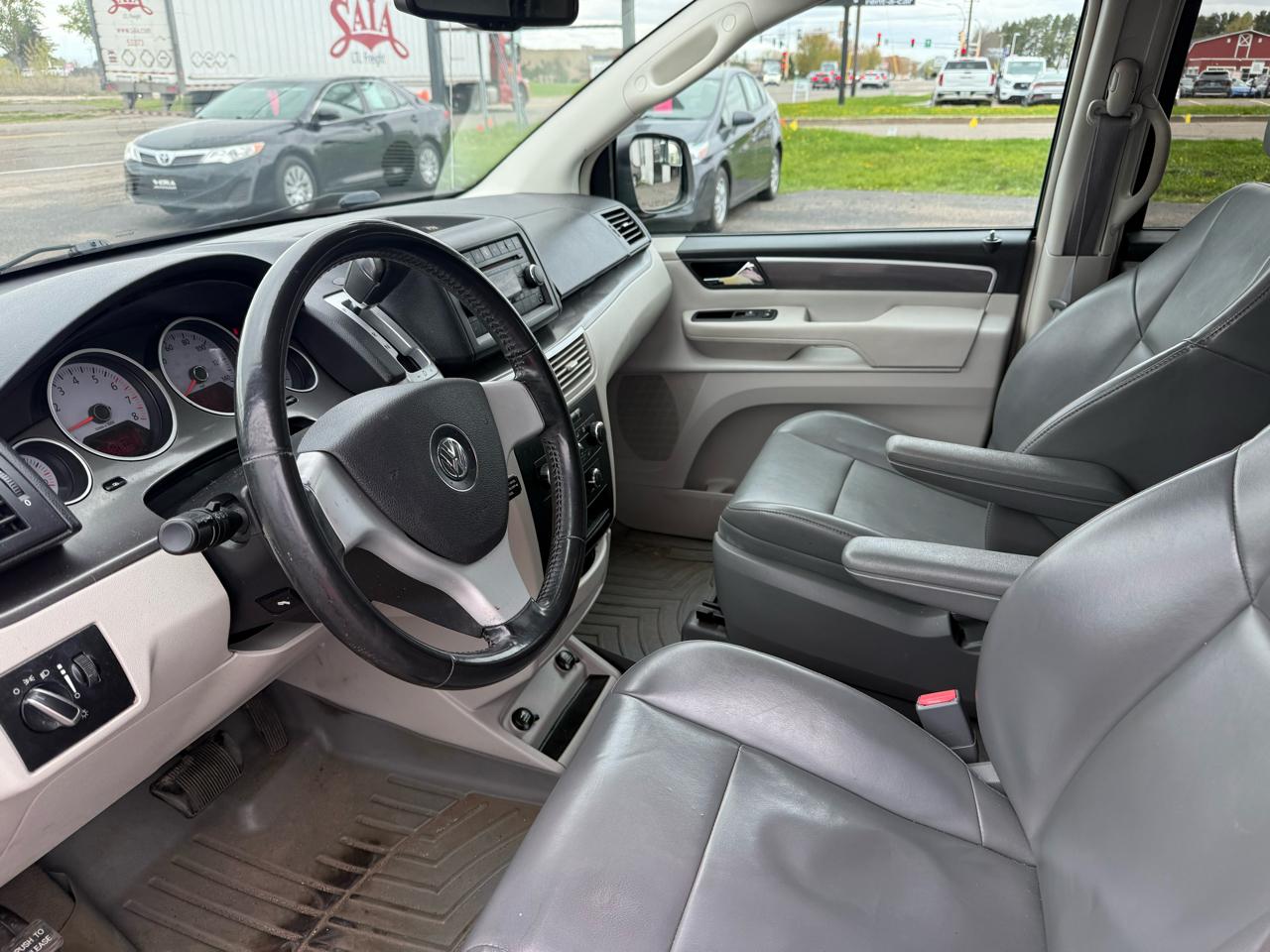 Volkswagen Routan SE 2010