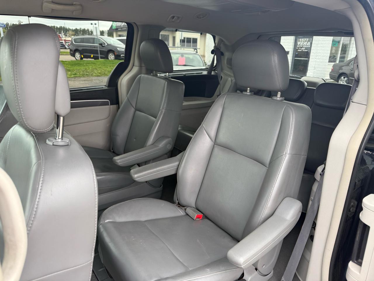 Volkswagen Routan SE 2010