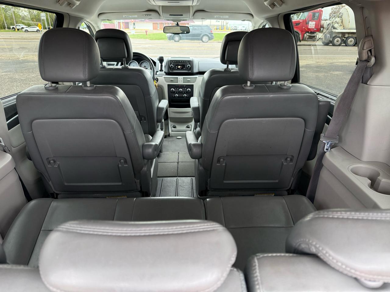 Volkswagen Routan SE 2010