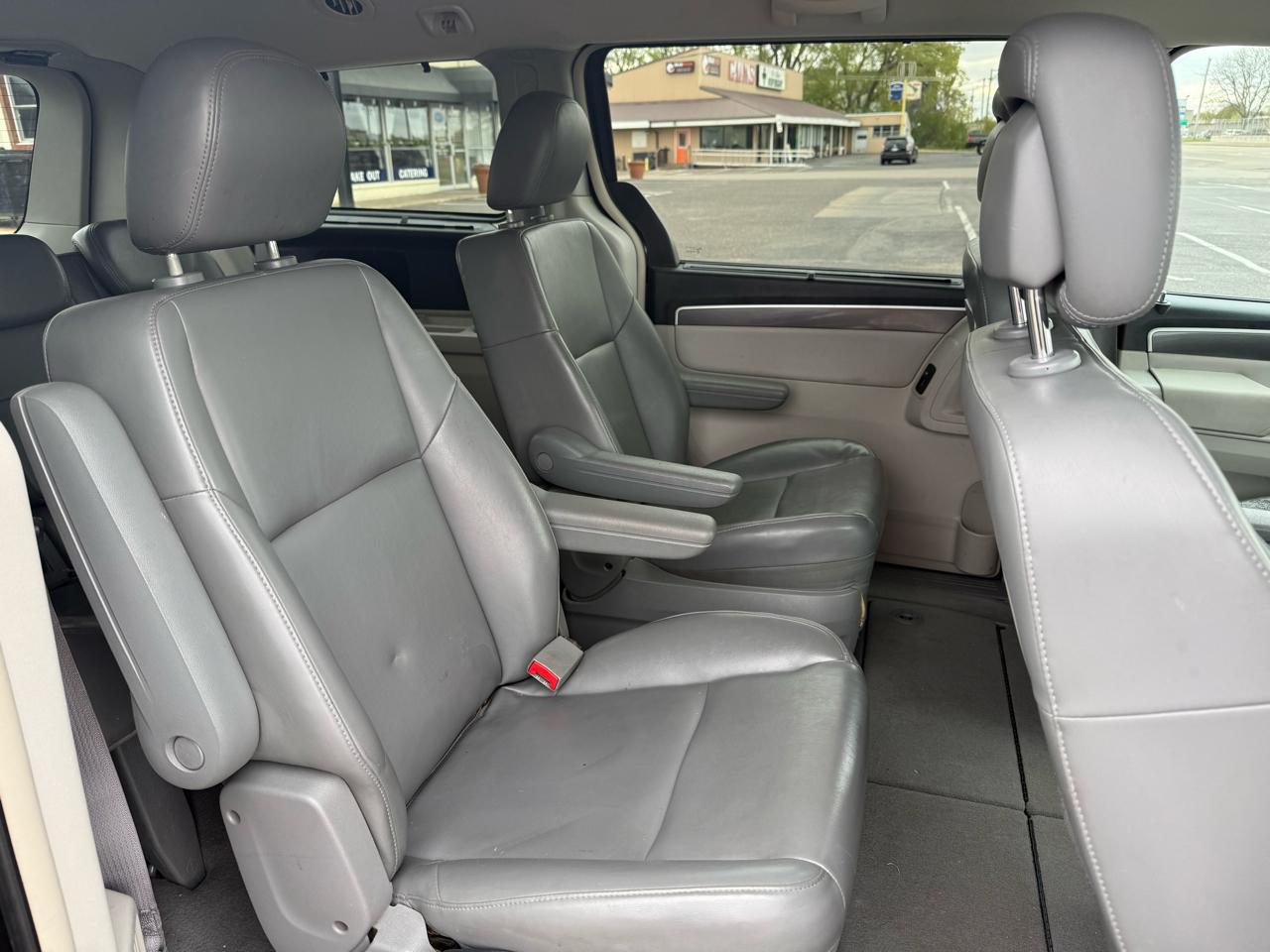 Volkswagen Routan SE 2010
