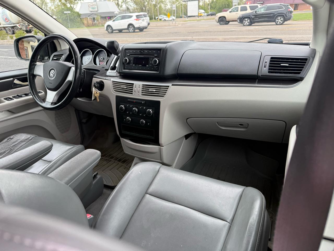 Volkswagen Routan SE 2010