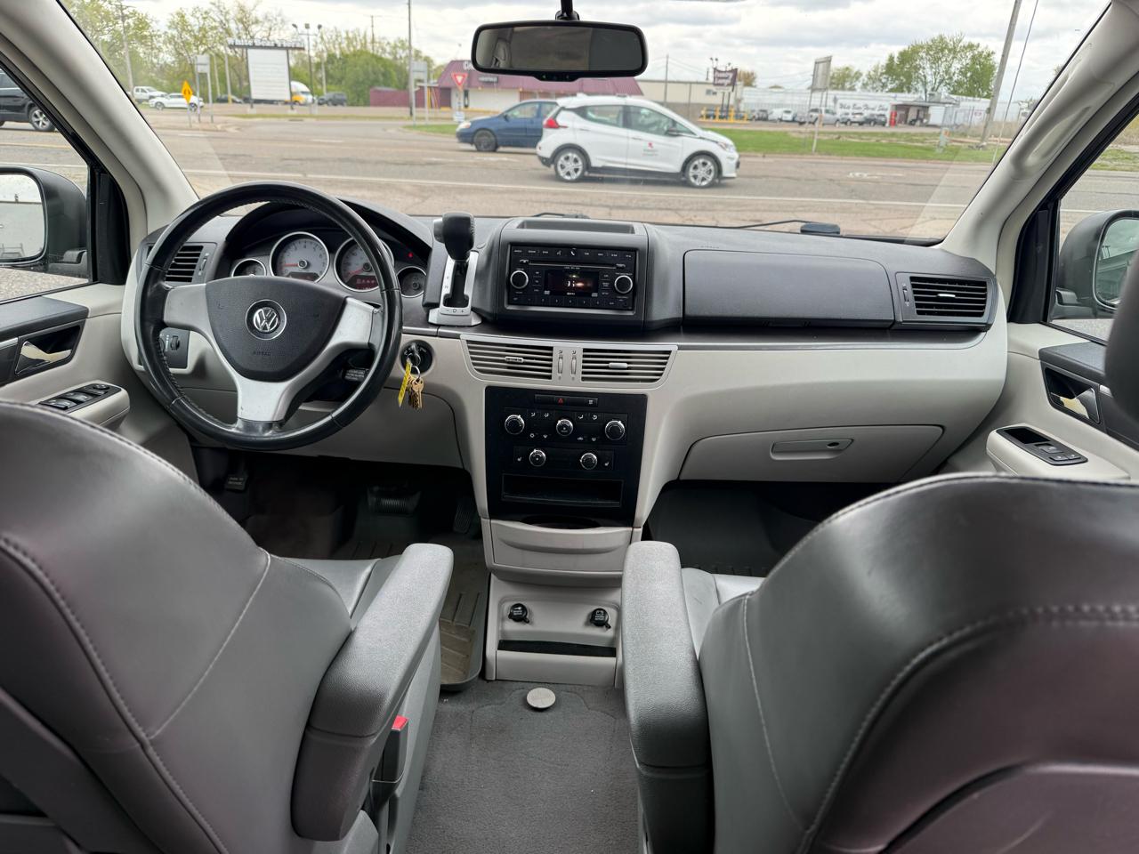 Volkswagen Routan SE 2010