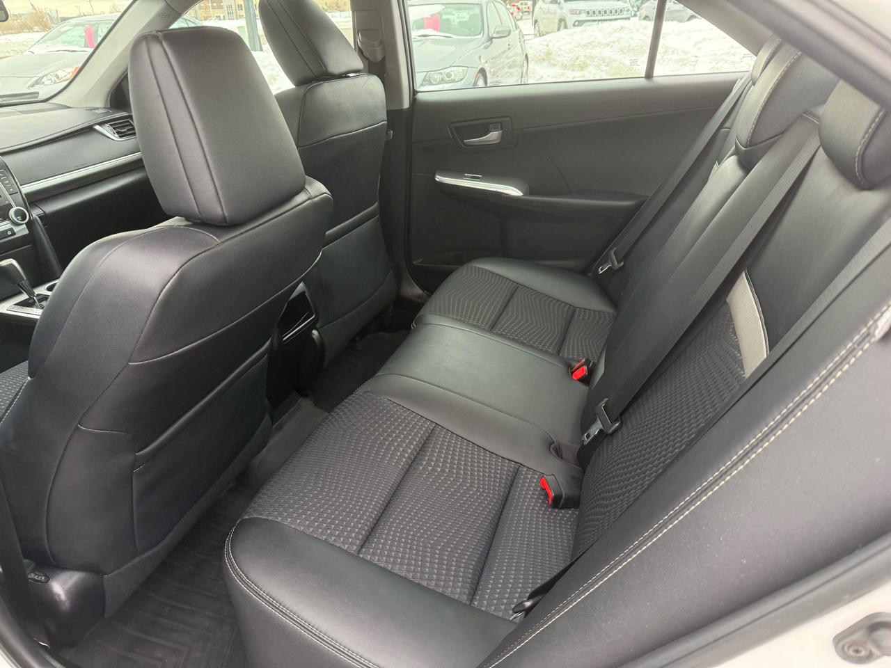 Toyota Camry 4dr Sdn I4 Auto SE (Natl) 2012