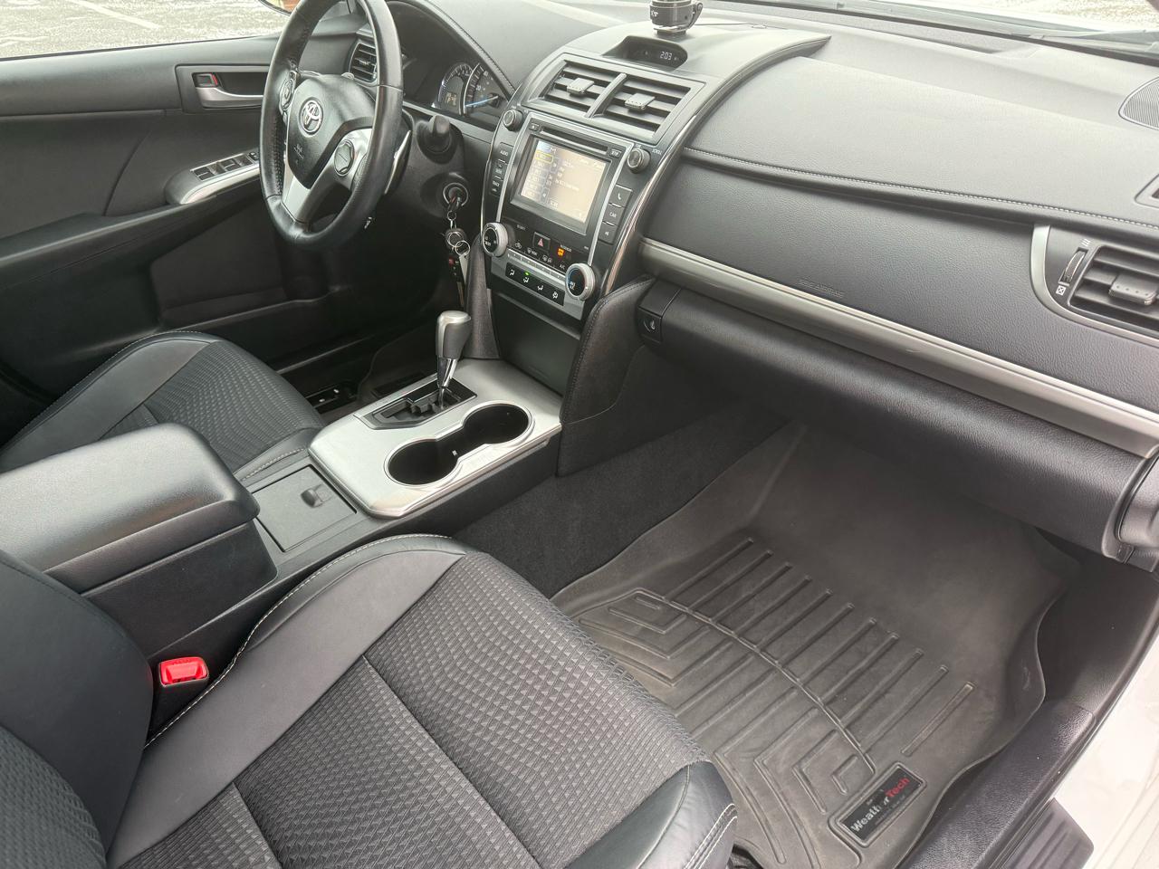 Toyota Camry 4dr Sdn I4 Auto SE (Natl) 2012