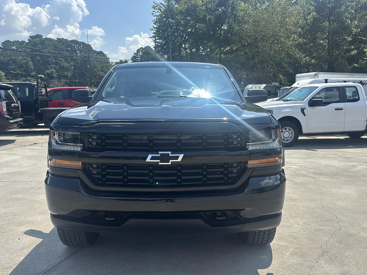 Chevrolet Silverado photo 2