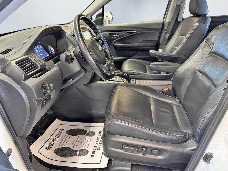 Honda Pilot Touring w/Rear Captain's Chairs AWD 2019