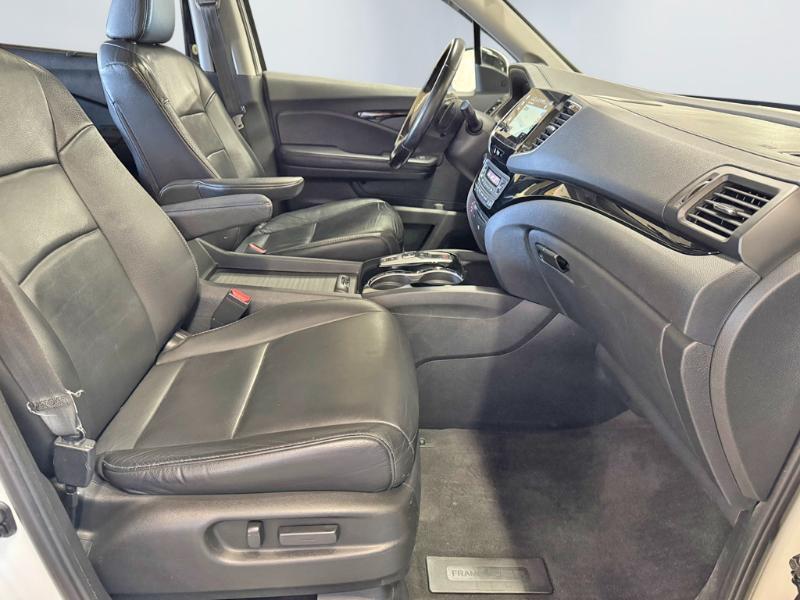Honda Pilot Touring w/Rear Captain's Chairs AWD 2019