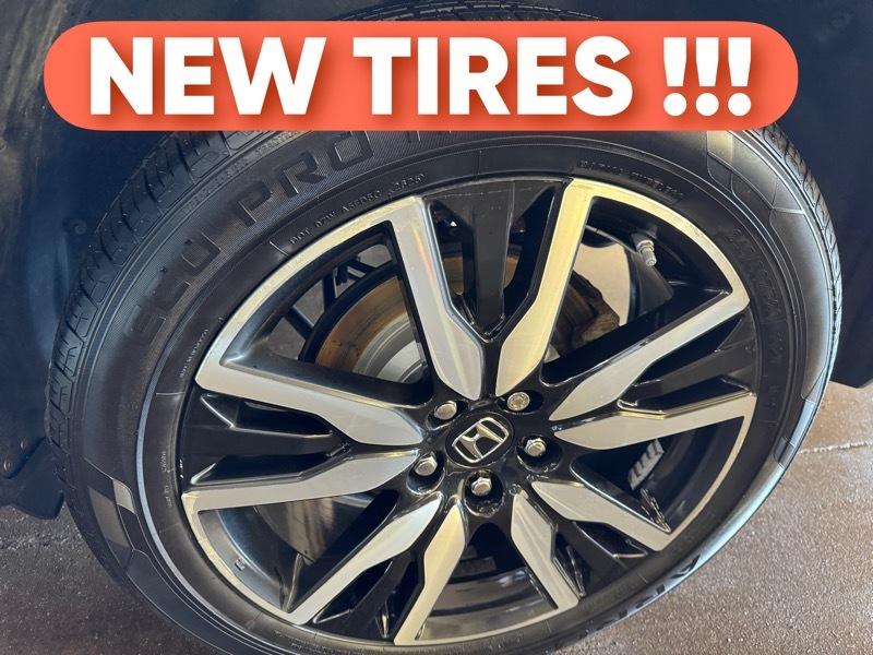 Honda Pilot Touring w/Rear Captain's Chairs AWD 2019