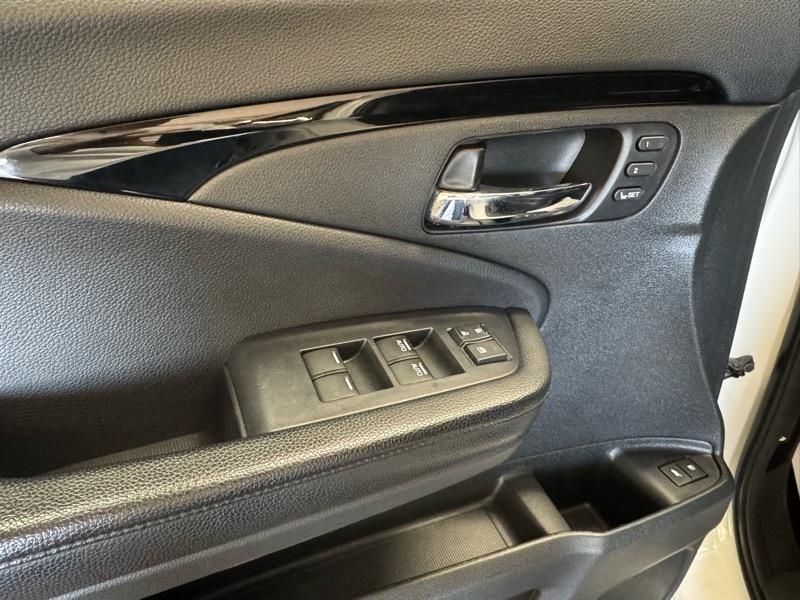 Honda Pilot Touring w/Rear Captain's Chairs AWD 2019