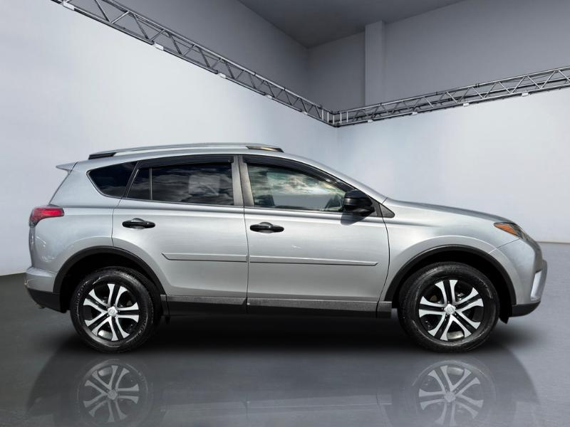 Toyota RAV4 LE AWD 2018