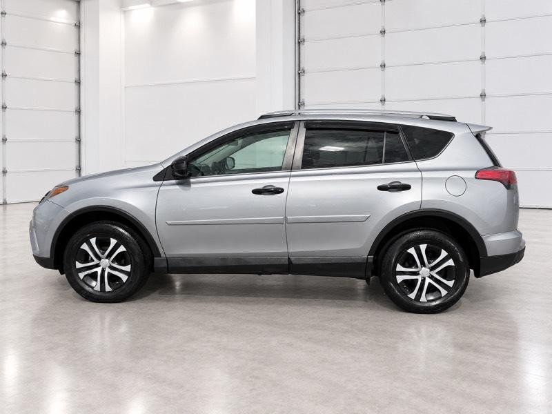 Toyota RAV4 LE AWD 2018