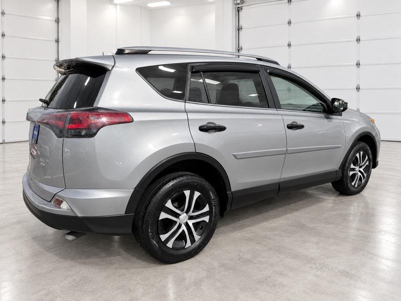 Toyota RAV4 LE AWD 2018