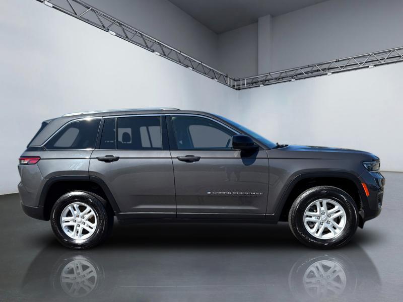 Jeep Grand Cherokee Laredo 4WD 2023