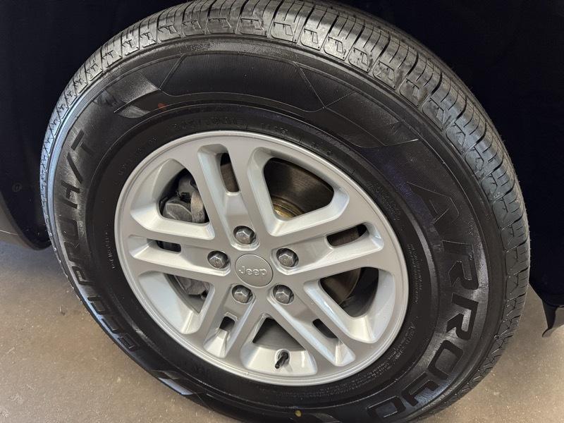 Jeep Grand Cherokee Laredo 4WD 2023