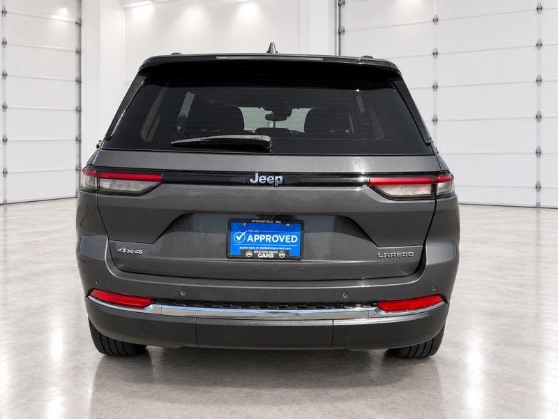 Jeep Grand Cherokee Laredo 4WD 2023
