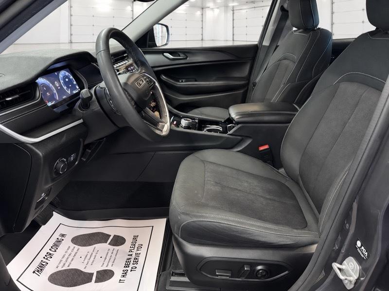 Jeep Grand Cherokee Laredo 4WD 2023