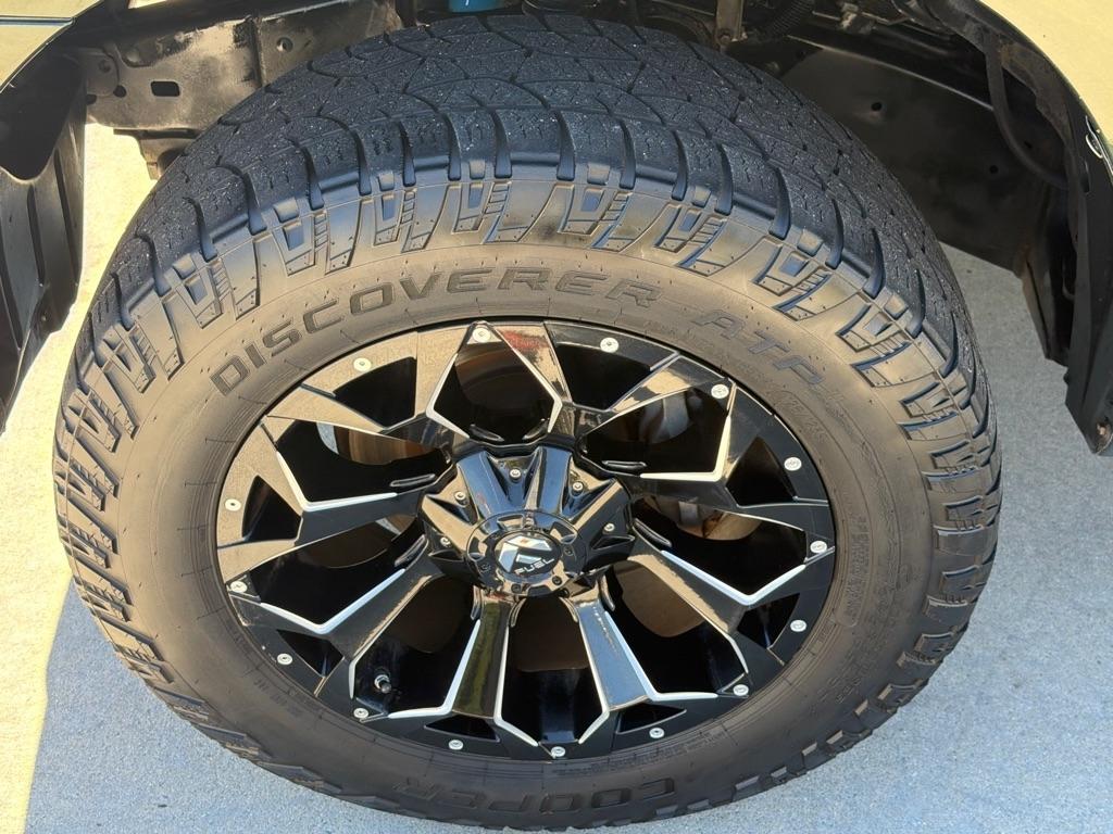 Toyota Tundra 4WD Truck  2010