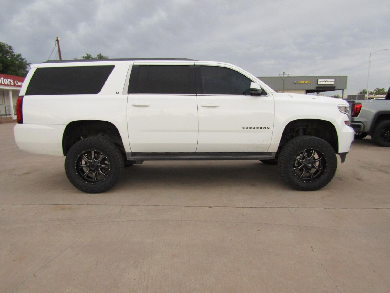 Chevrolet Suburban 4WD 4dr 1500 LT 2017