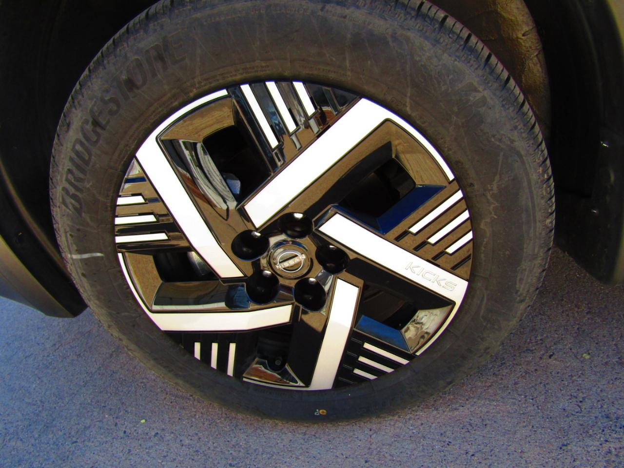 Nissan Kicks SV FWD 2025