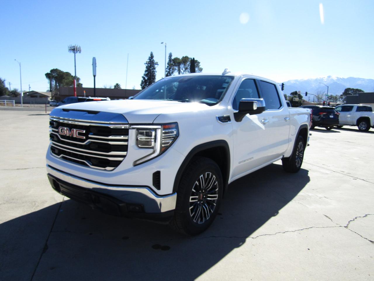 GMC Sierra 1500 4WD Crew Cab 147" SLT 2024