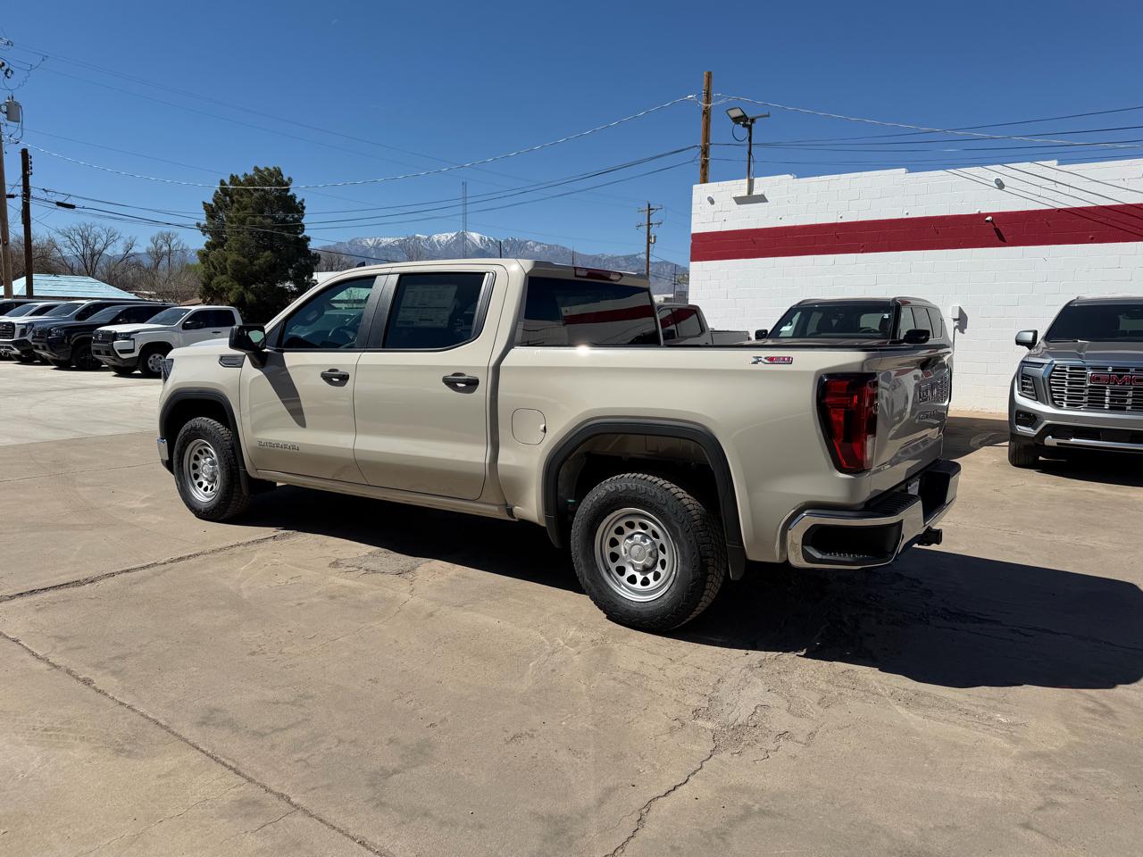 GMC Sierra 1500 4WD Crew Cab 147" Pro 2026