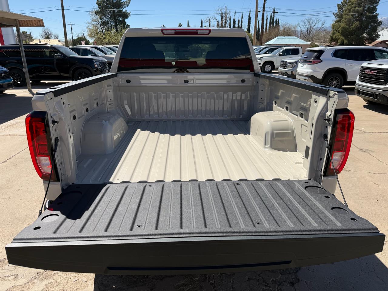 GMC Sierra 1500 4WD Crew Cab 147" Pro 2026