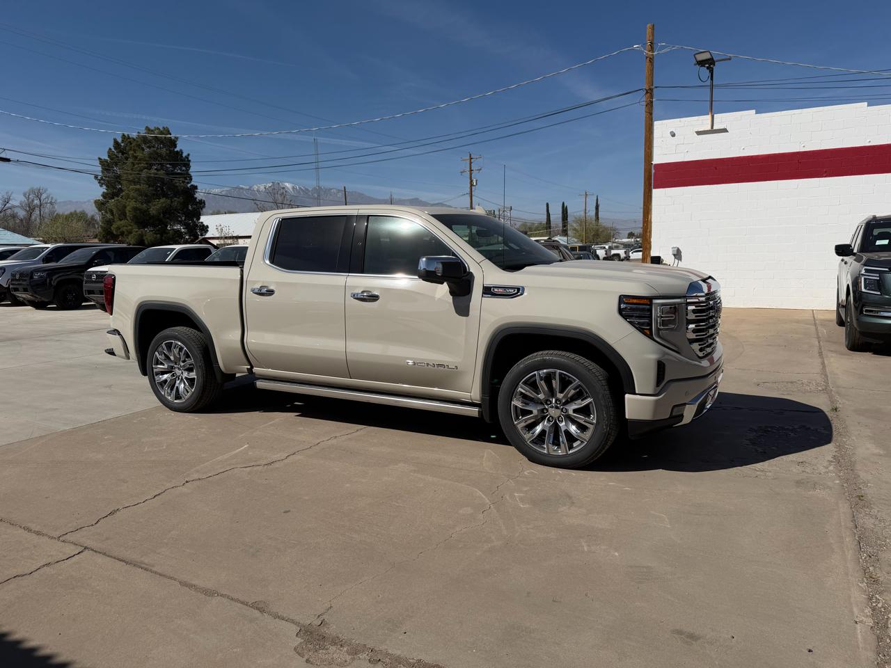 GMC Sierra 1500 4WD Crew Cab 147" Denali 2026