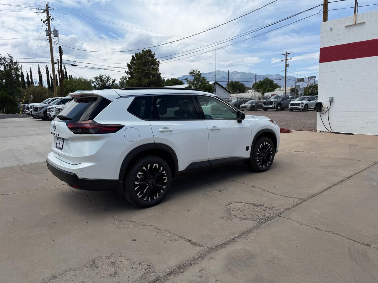 Nissan Rogue 2026.5 FWD Dark Armor 2026