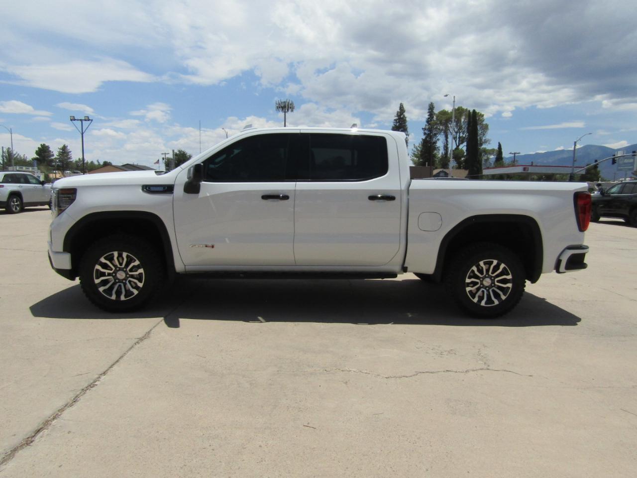 GMC Sierra 1500 4WD Crew Cab 147" AT4 2023