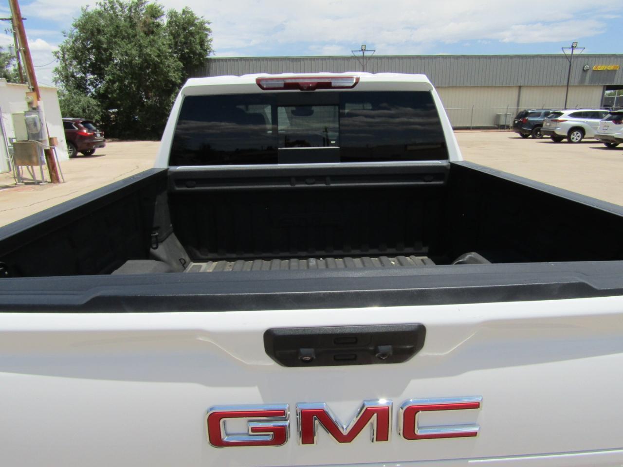 GMC Sierra 1500 4WD Crew Cab 147" AT4 2023
