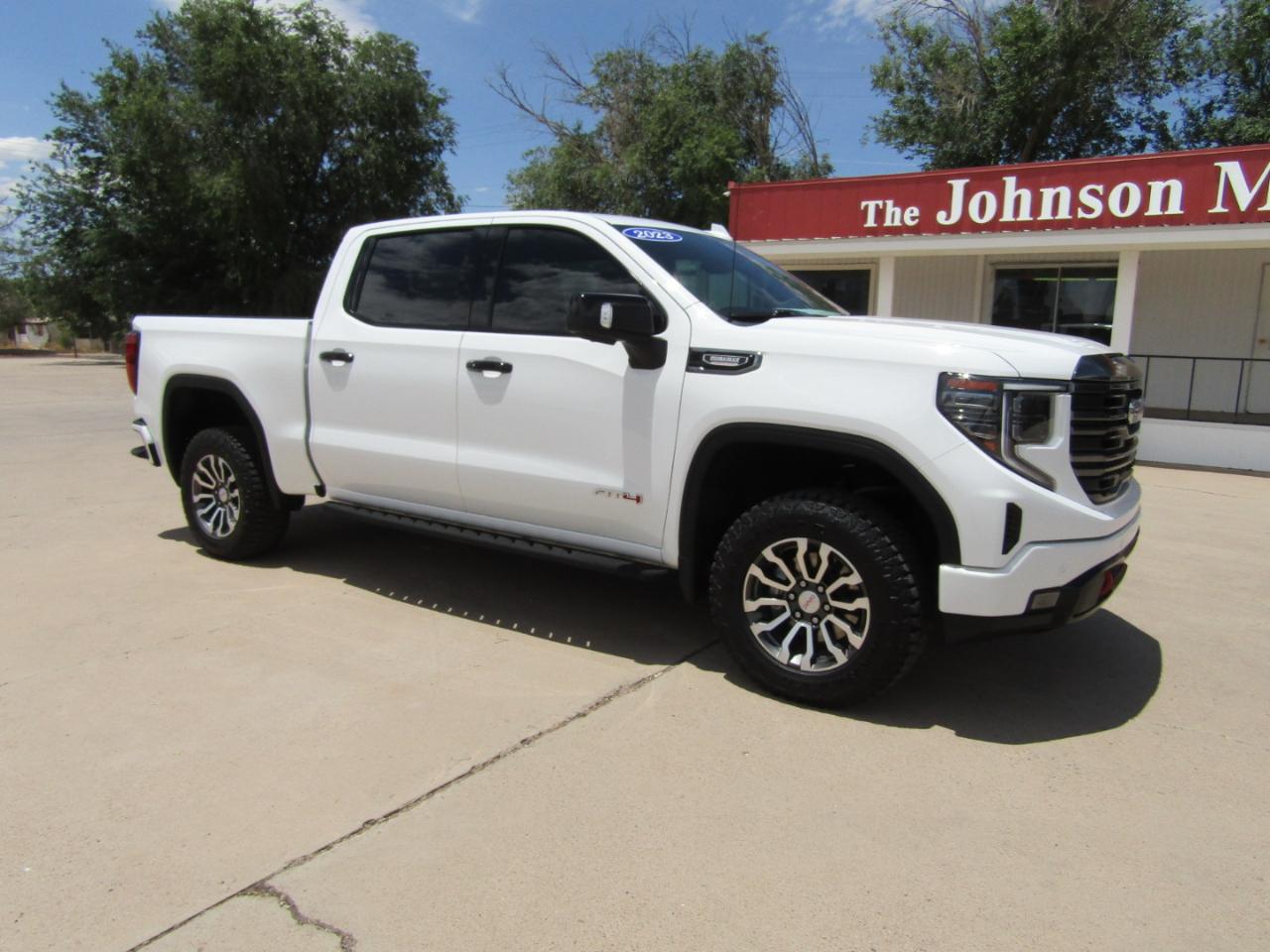 GMC Sierra 1500 4WD Crew Cab 147" AT4 2023