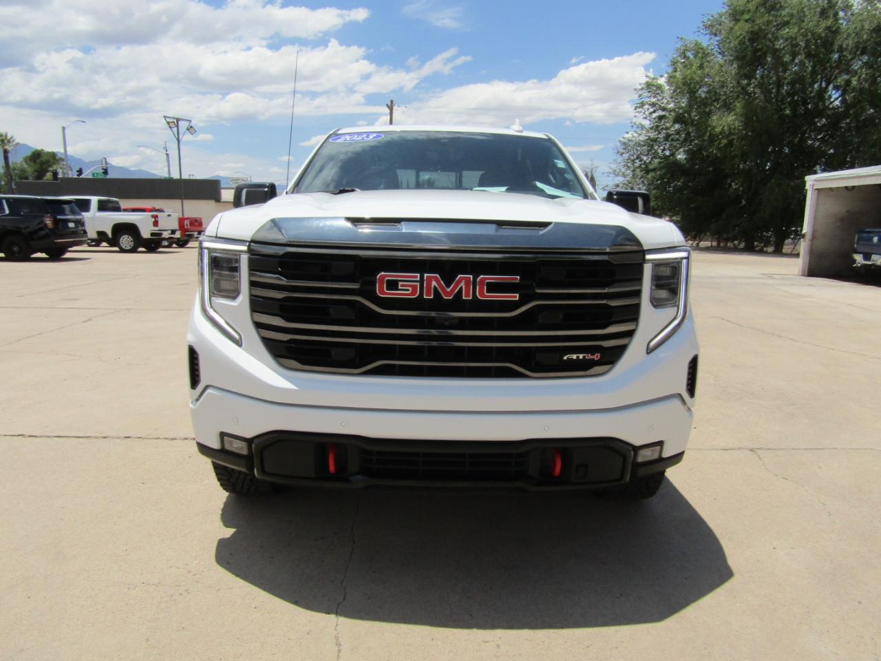 GMC Sierra 1500 4WD Crew Cab 147" AT4 2023