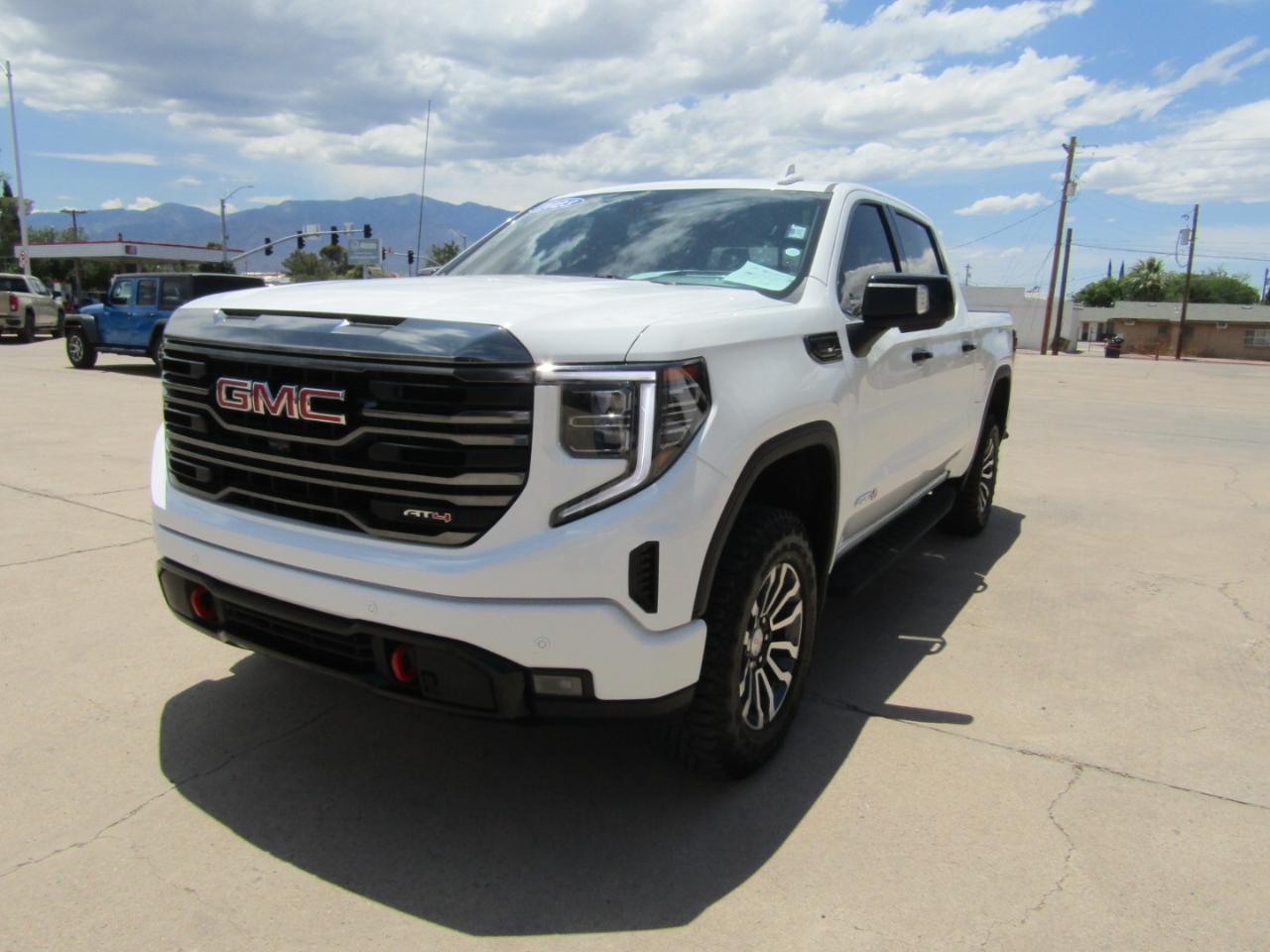 GMC Sierra 1500 4WD Crew Cab 147" AT4 2023