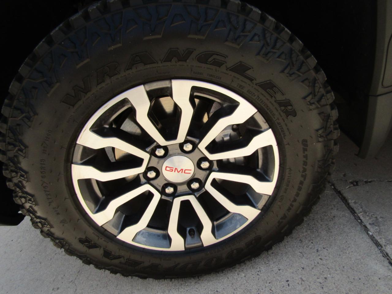 GMC Sierra 1500 4WD Crew Cab 147" AT4 2023