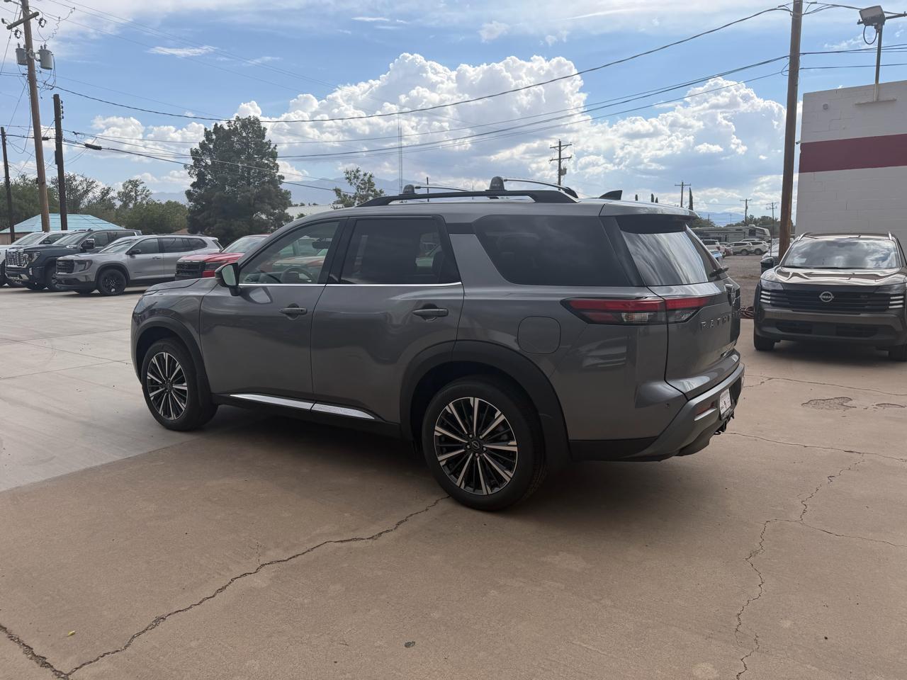 Nissan Pathfinder Platinum 2WD 2026