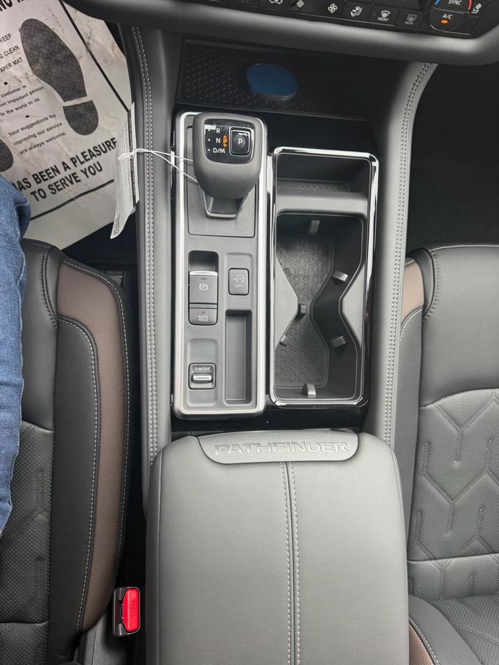 Nissan Pathfinder Platinum 2WD 2026