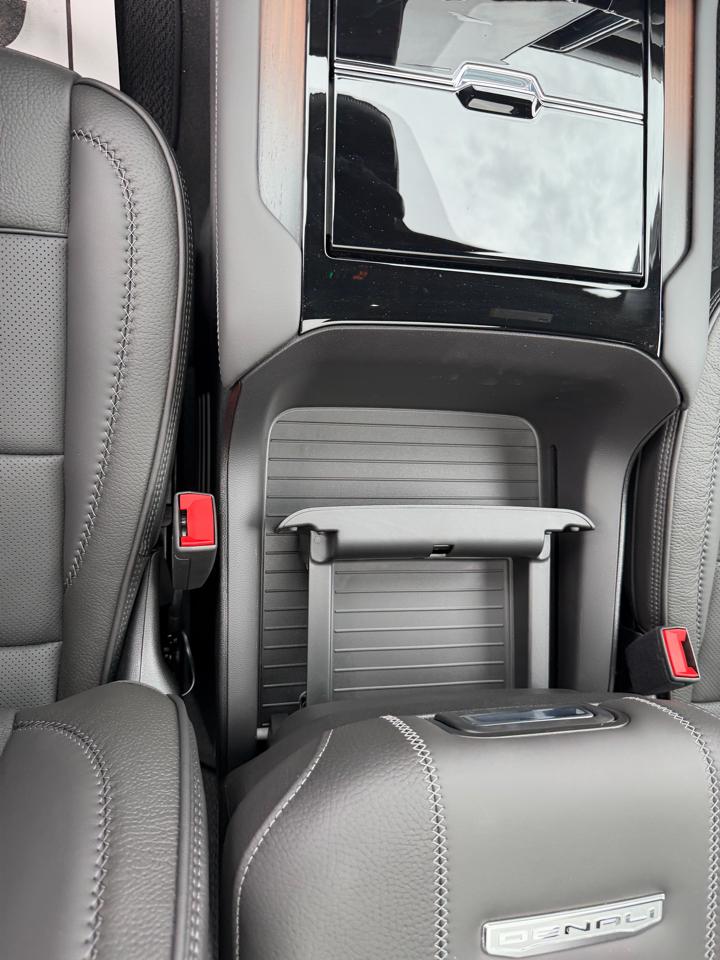 2026 GMC Yukon Denali - Photo 28