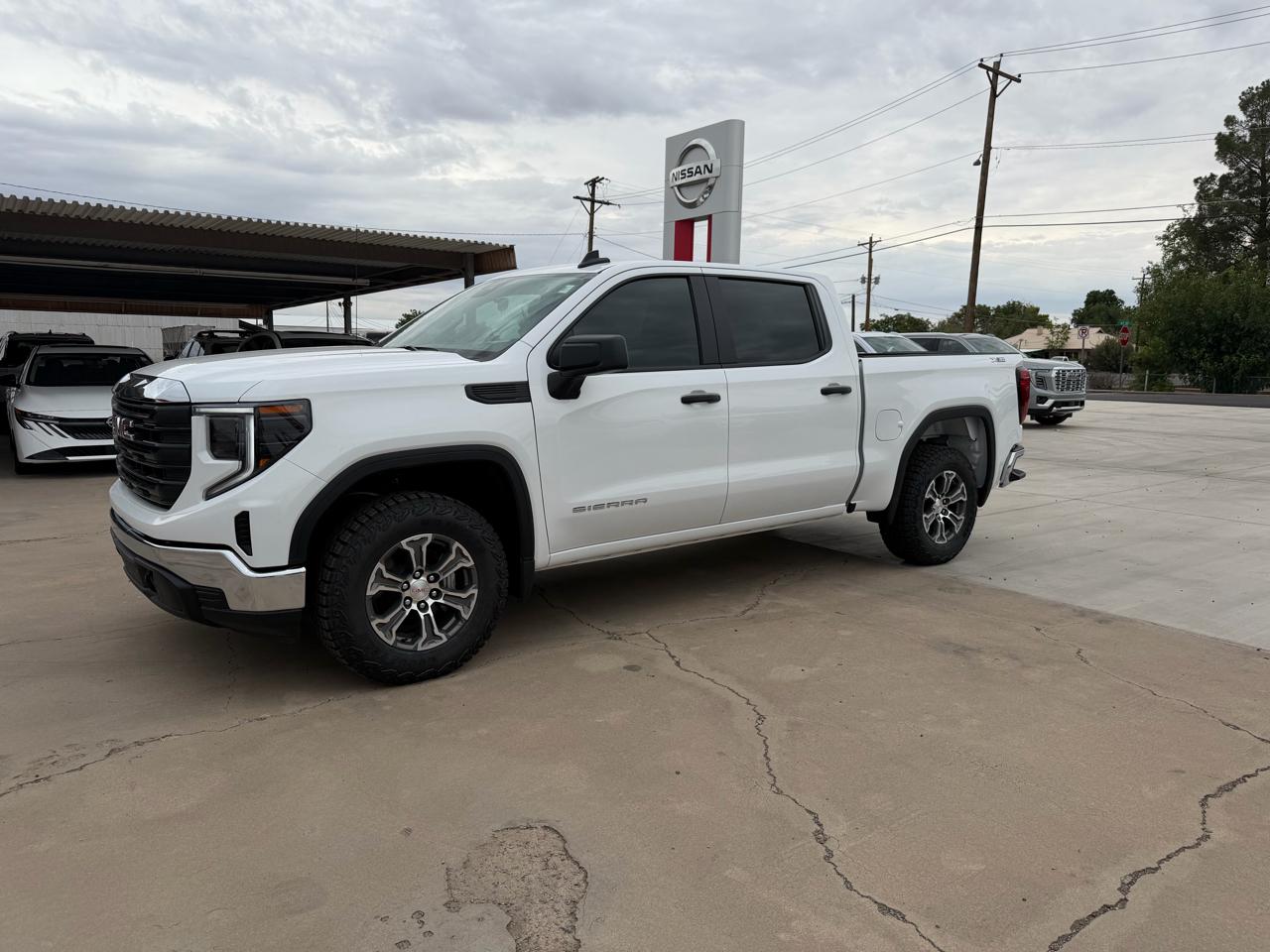 GMC Sierra 1500 4WD Crew Cab 147" Pro 2026