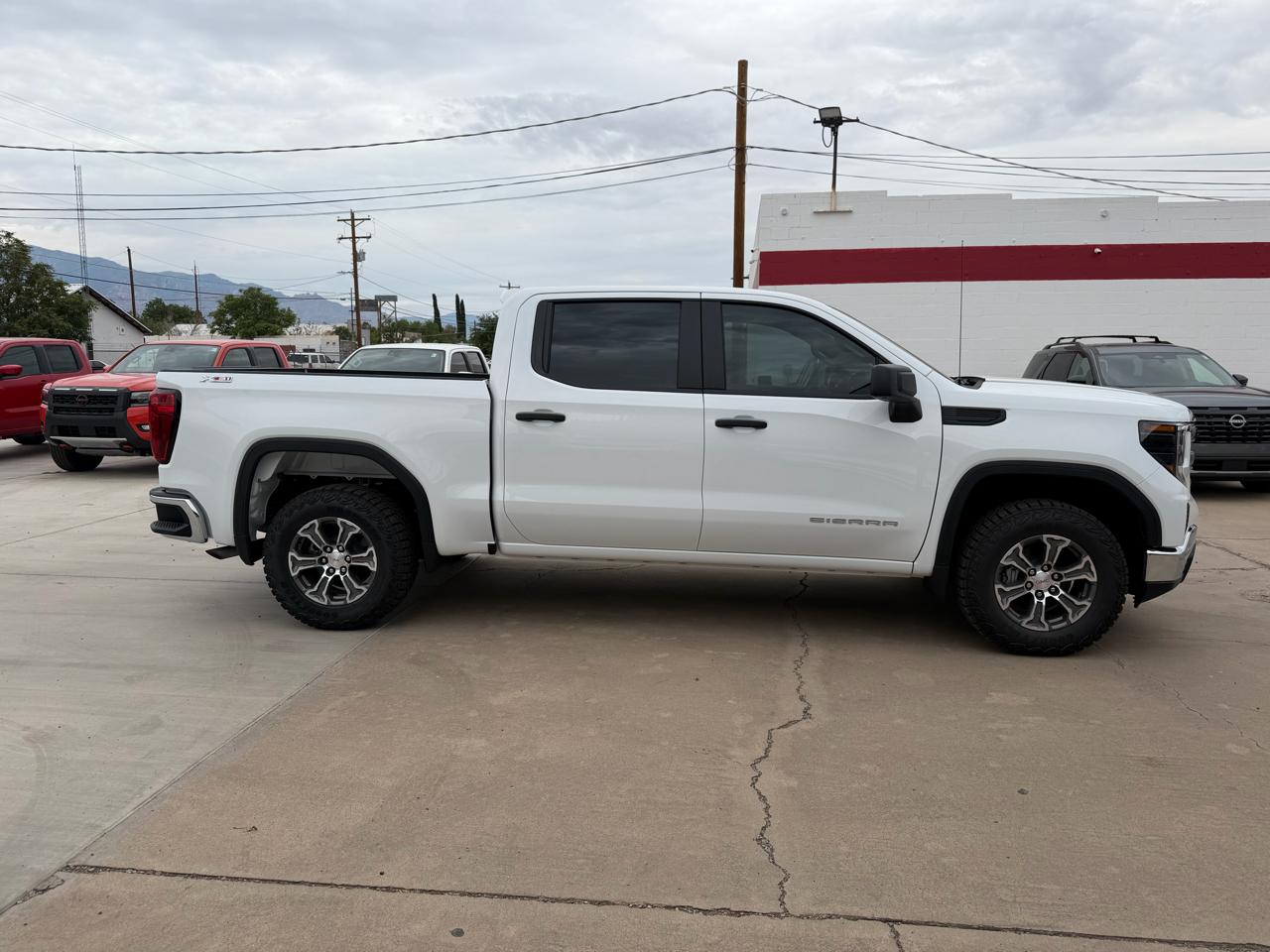 GMC Sierra 1500 4WD Crew Cab 147" Pro 2026