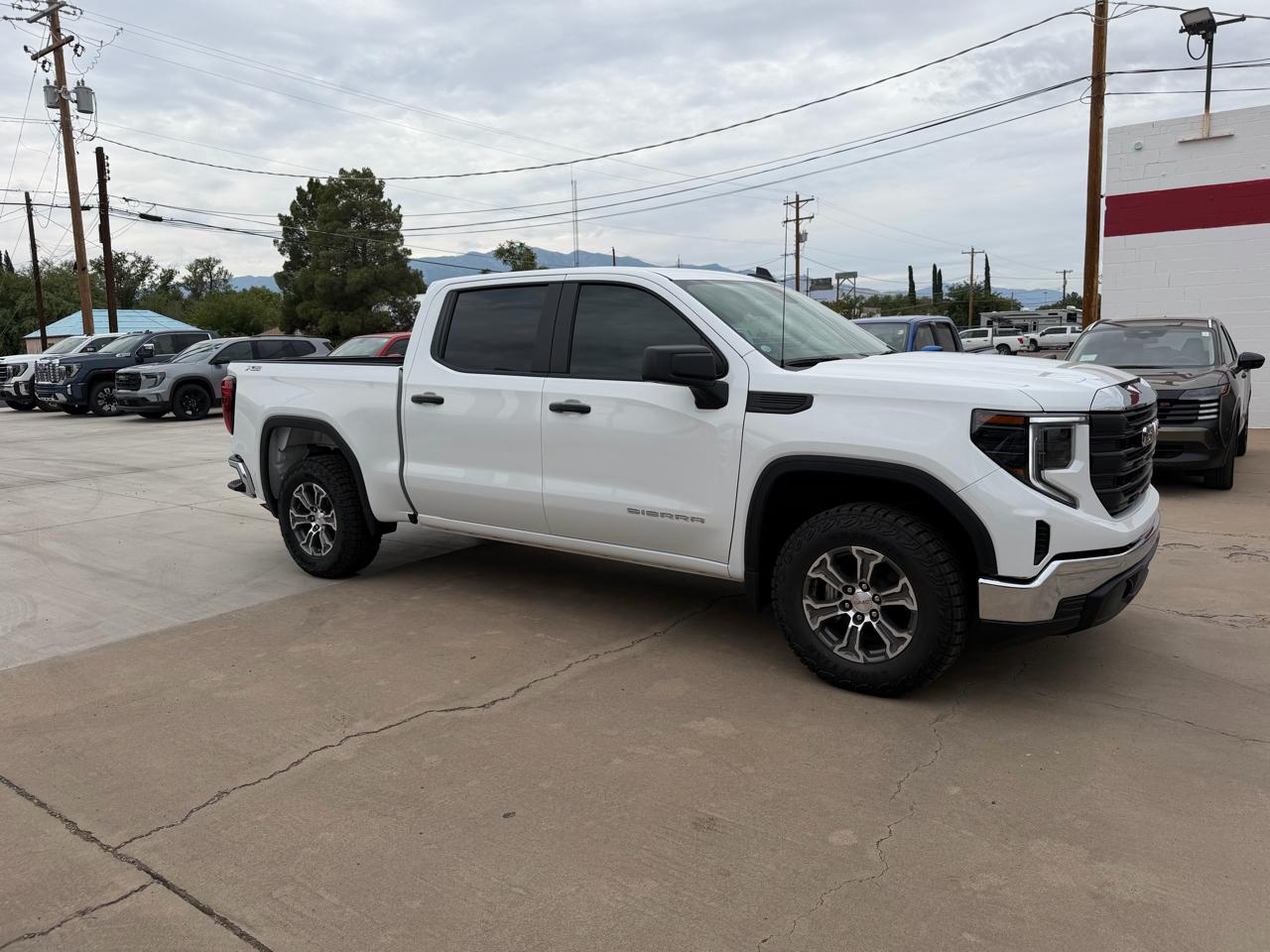 GMC Sierra 1500 4WD Crew Cab 147" Pro 2026